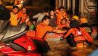 فيتنام تفلت من تهديد إعصار "تمبين"