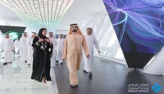 الشيخ محمد بن راشد آل مكتوم يتجول في أروقة 