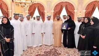 الشيخ محمد بن راشد يتسلم وسام المعلوماتية من 