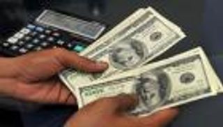 الدولار يتراجع أمام العملات الرئيسية