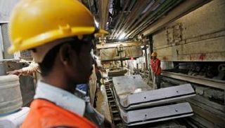 عمال في أنفاق مترو بالهند- رويترز