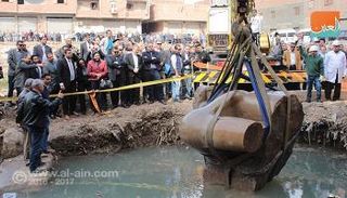 خلال انتشال تمثال الملك بسماتيك الثاني الذي عُرف بتمثال "المطرية"