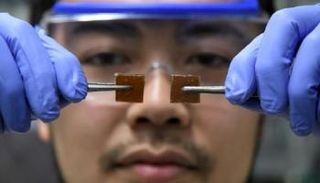 العالم الياباني خلال تجربة التئام الزجاج