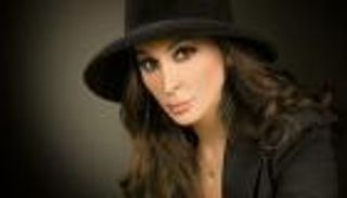 بالصور.. إليسا تغطي عينها تضامنا مع الطفل السوري "كريم"