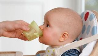 لا تعطِ رضيعكَ الماء قبل 6 شهور من عمره