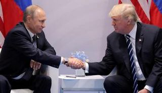 الرئيس الأمريكي ترامب يصافح نظيره الروسي بوتين (رويترز)