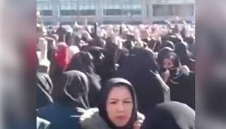 مشاركة المرأة في مظاهرات إيران