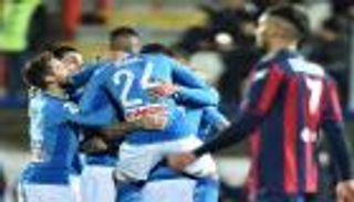 نابولي "بطل الشتاء" في الدوري الإيطالي بالفوز على كروتوني