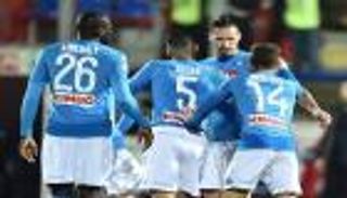 لاعبو نابولي يحتفلون بهامسيك "الهداف التاريخي" أمام كروتوني