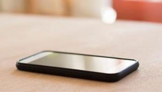 تقليل استخدام الهاتف يساعد على النوم وتحسين العلاقات