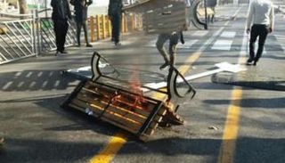 متظاهرين إيرانيون يحتجون على تدهور الأوضاع الاقتصادية