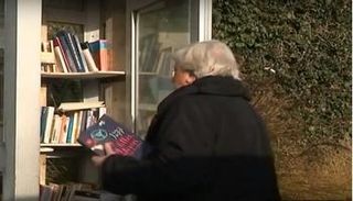 كابينة تليفون مهجورة تحولت إلى مكتبة