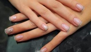 ألماس كزينة لأظافر الأغنياء