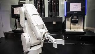 روبوت يحضّر 120 مشروبا في الساعة