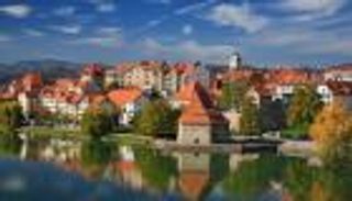 بالصور .. انتعاشة سياحية بمسقط رأس ميلاينا ترامب