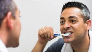 رجل يغسل أسنانه