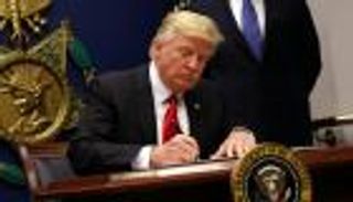 6 أوصاف قاسية تلاحق قرار "حظر ترامب"