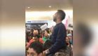 بالفيديو.. مظاهرة ضد "ترامب" على إيقاع الطبلة المصرية