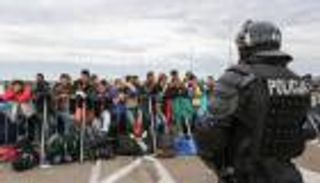 ثلث الأمريكيين فقط يؤيدون حظر ترامب