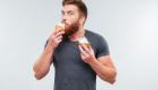 بريطانيا تحذر موظفيها من تناول الحلويات أثناء العمل