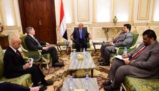 الرئيس عبد ربه منصور هادي خلال  استقباله السفير الأمريكي لدى اليمن ماثيو تولر