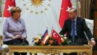 ميركل تنتقد أردوغان في عقر داره