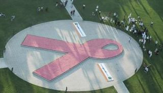 الإمارات تشهد تصميم أكبر علامة للتحذير من السرطان