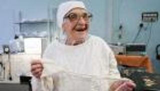 بالصور.. أكبر جرّاحة في العالم.. 90 عاما وأجرت 10 آلاف عملية