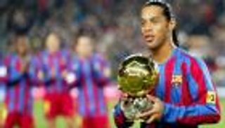 رونالدينيو يتبرع لبرشلونة بكرته الذهبية
