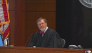 بالصور.. قاضي سياتل.. رجل أحرج ترامب وغير العالم في ساعات