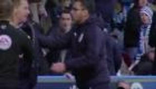 بالفيديو.. احتفال جنوني يتسبب في طرد مدربين بـ"الشامبيونشيب"