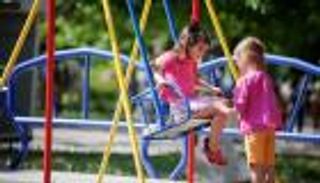 بالصور .. كيف تجنّب طفلك الإصابات خلال اللعب؟