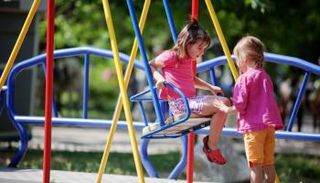 كيف يمكنك أن تقي طفلك من الخطر أثناء اللعب؟