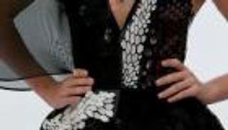 بالصور .. أول فستان يرتبط لونه بنبضات القلب