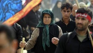 زوار  في طريقهم إلى مدينة النجف