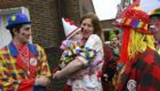 بالصور.. إحياء ذكرى أشهر مهرج بريطاني 