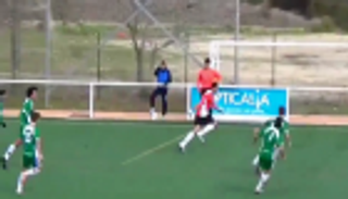 بالفيديو.. حارس يسجل هدفًا صاروخيًا من منطقة جزائه