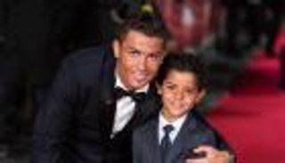 رونالدو يحتفل بعيد ميلاده مع ووالدته وابنه