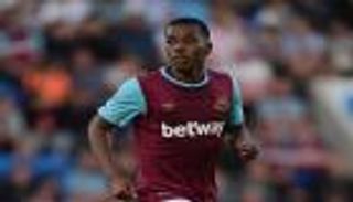 جماهير وست هام تتبرع للاعبه السابق بعد وفاة والده