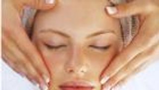 تدليك الوجه يغنيك عن عمليات شد الوجه التجميلية