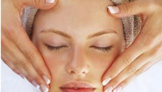 تعلمي تقنية تدليك الوجه بنفسك