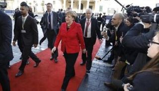 ميركل عند وصولها لحضور اجتماع لزعماء الاتحاد الأوروبي (رويترز)