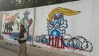 بالصور.. ثور يهاجم "الحرية".. فنان عراقي يرد على حظر ترامب