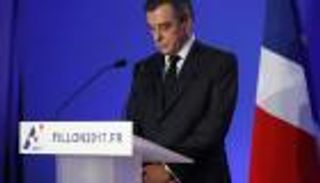 فيون معتذرا: تشغيل زوجتي وأولادي "خطأ"