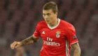 برشلونة ينافس يونايتد على مدافع بنفيكا