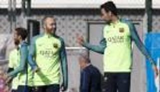 إنييستا وبوسكيتس وبيكيه في قائمة برشلونة لأتلتيكو