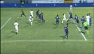 بالفيديو.. مشجع يسجل والحكم يحتسب هدفاً 