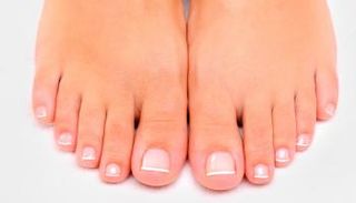 تحتاج بشرة القدمين عناية خاصة بشكل يومي