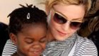 مادونا تتبنى طفلتين لترفع أسرتها إلى 6 أبناء