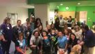 بالفيديو.. طفل يرقص احتفالا بانتصاره على السرطان